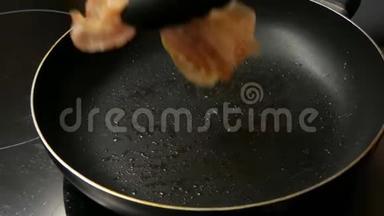 薄的培根片用葵花籽油在热锅里炒，<strong>不粘涂层</strong>.. 男士厨师早餐烹饪